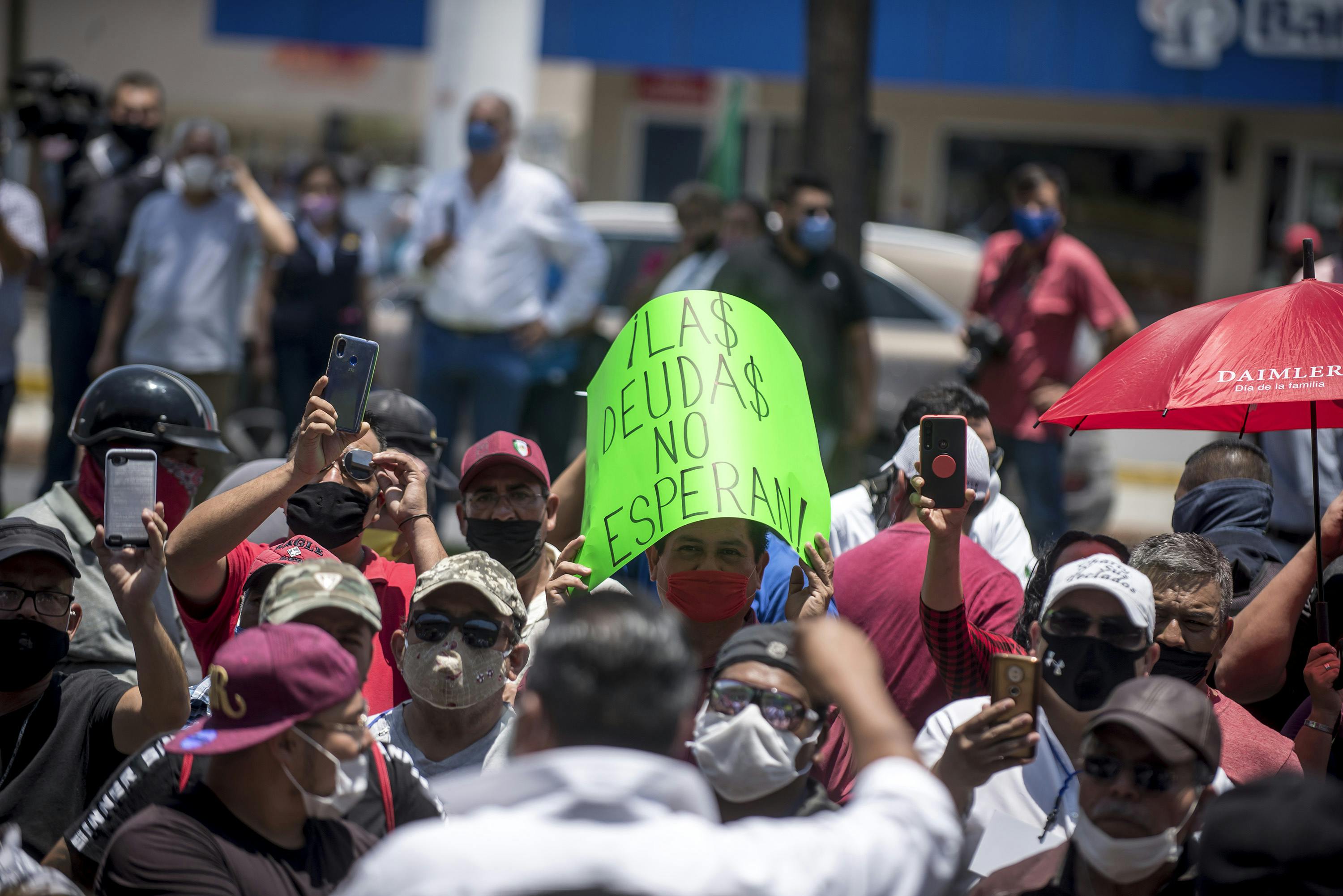 Trabajadores de bares y salones de fiesta protestan por falta de apoyos en Saltillo.