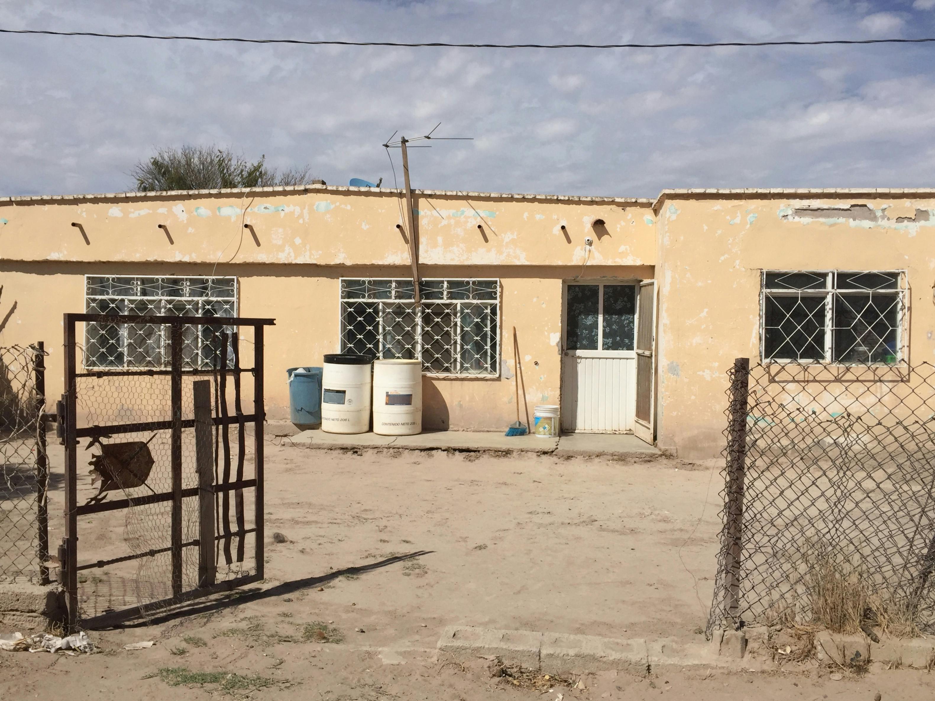 fotografia de la fachada de una casa rustica