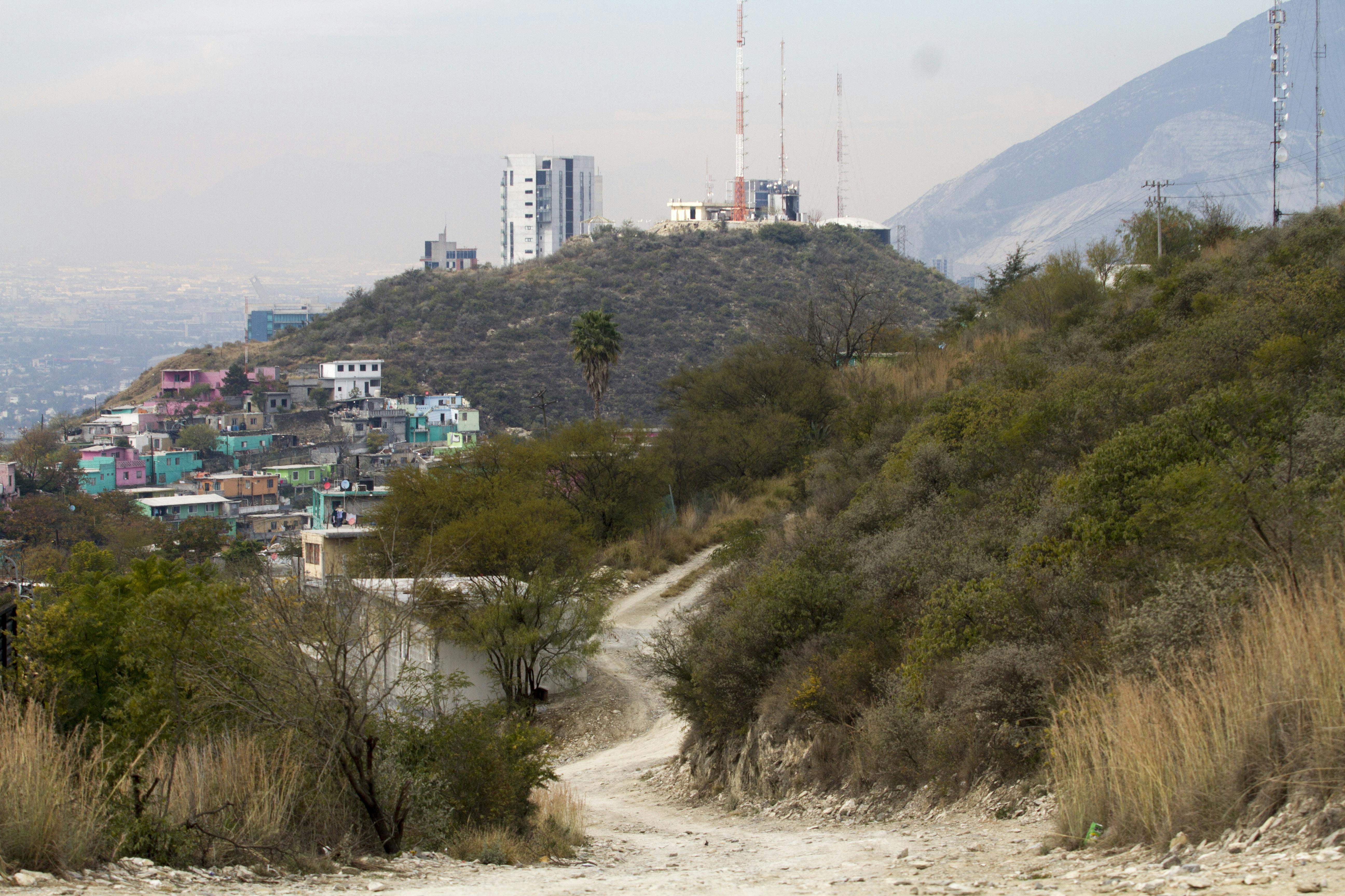 Camino de tierra para subir el cerro donde se encuentra la imagen de la Virgen colocada en la punta