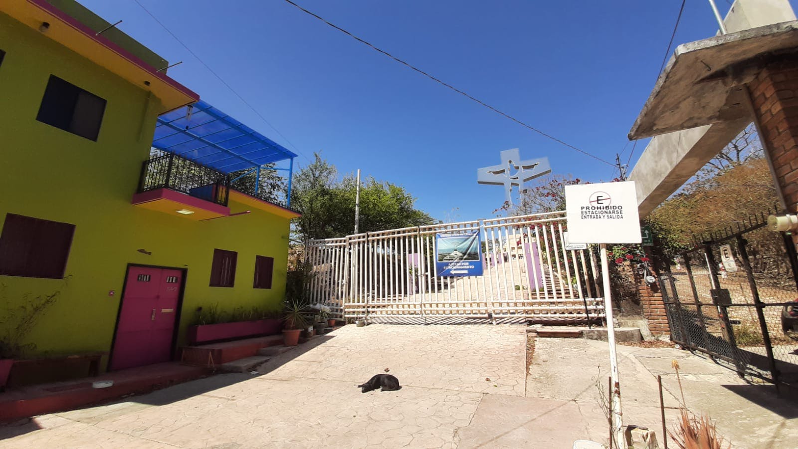 Entrada con rejas al Cristo de Copoya