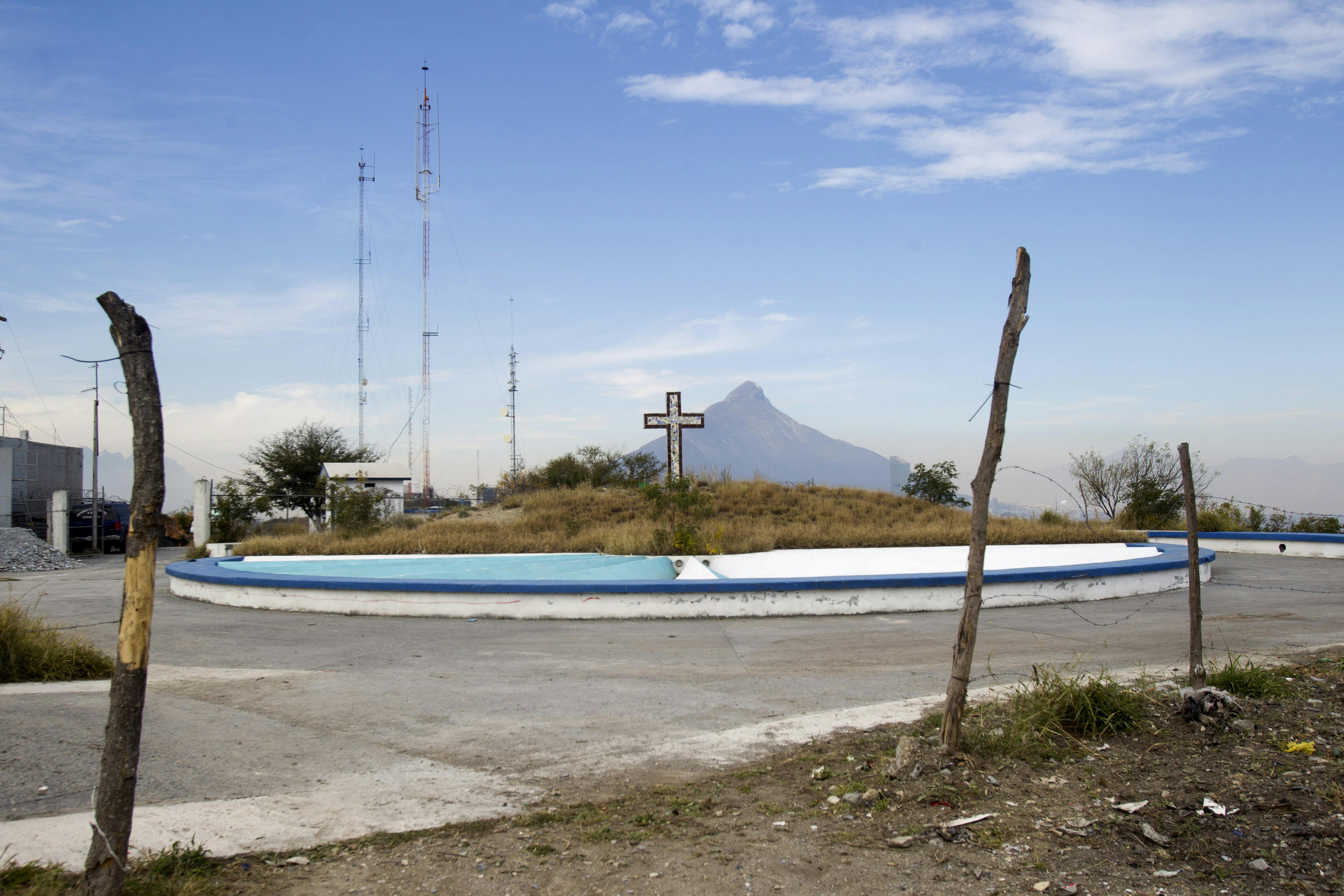 Vestigios de la obra Cruz y Luz, al fondo un tanque de agua asignado para la nueva obra