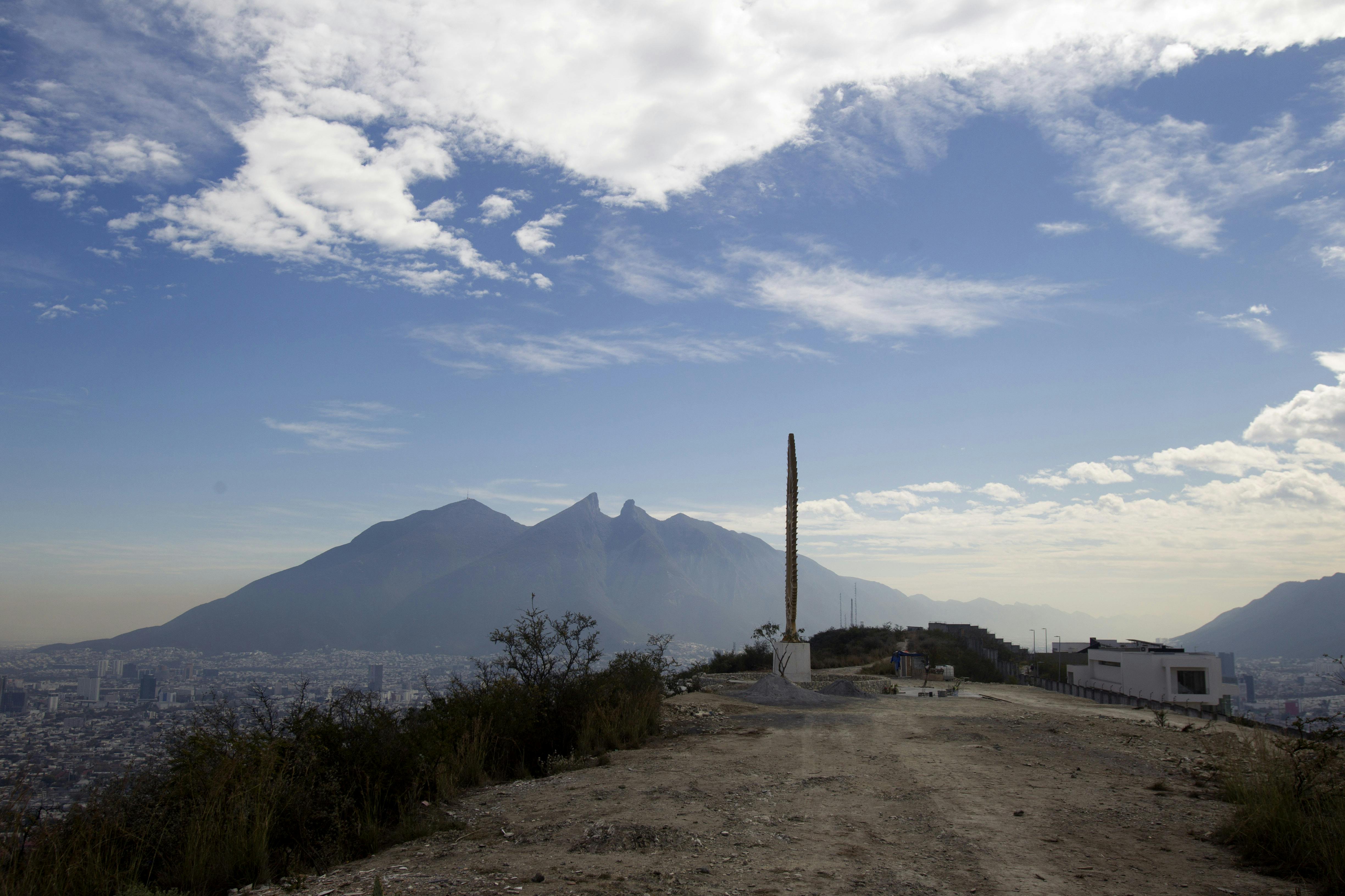 Explanada del Memorial al horizonte el Cerro de la Silla
